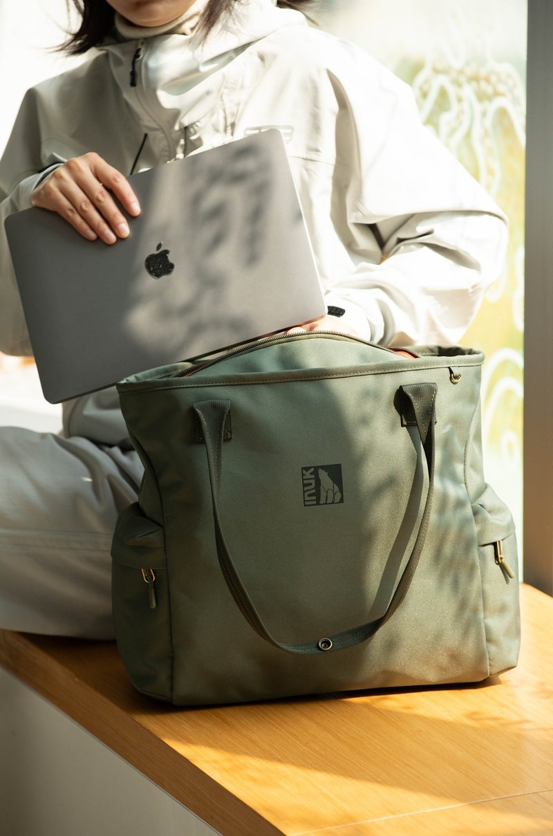 環保調色盤 通勤側背包 Eco Primary INTONE 松茶綠 23L - 側背包/斜背包 - 環保材質 綠色