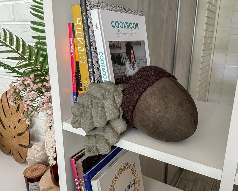 Acorn nursery decor, Acorn baby gift, Woodland decor acorn cushion - ของเล่นเด็ก - วัสดุอื่นๆ สีกากี