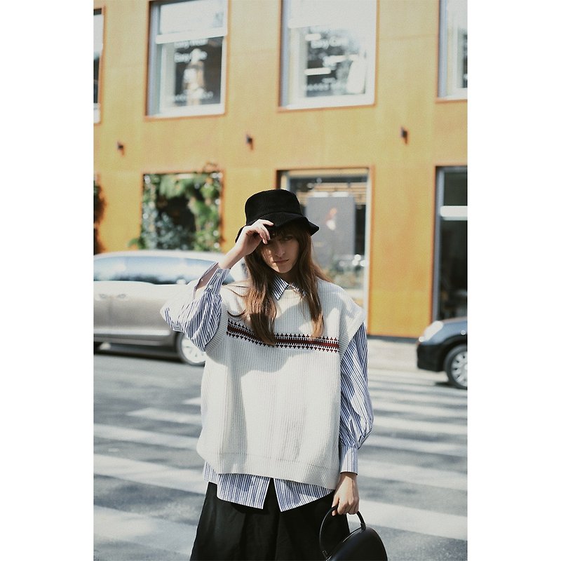KOOW X Liangyin.S Co-branded Collaboration Drop-shoulder Silhouette Wool Knit Vest Coarse Needle Jacquard - สเวตเตอร์ผู้หญิง - ขนแกะ 