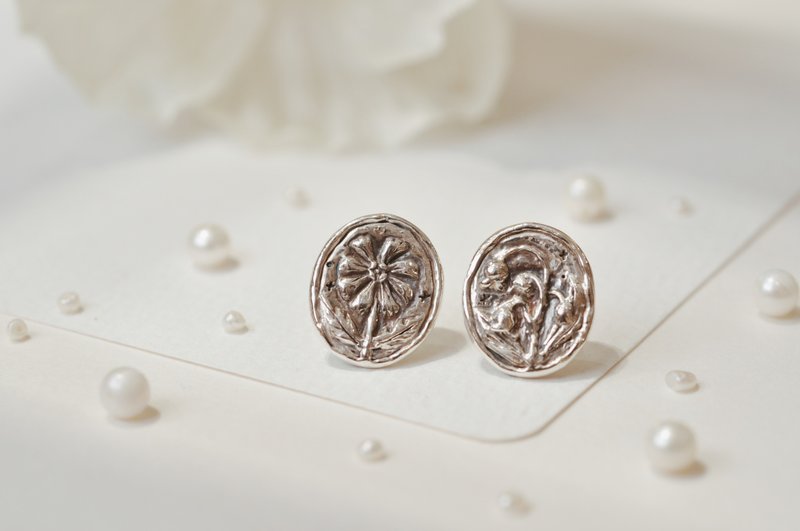 Er Mao Silver x Mandy - Flower Series [Small Daisies + Lily of the Valley - Embossed Oval Frame] Silver. Earrings - Earrings & Clip-ons - Sterling Silver Silver