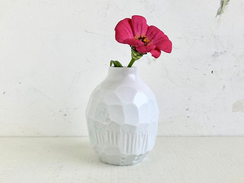 A white single-flower vase - เซรามิก - เครื่องลายคราม ขาว