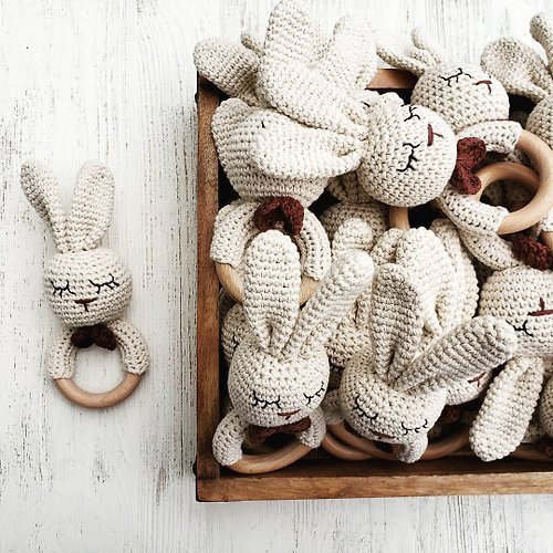 靚愛兒原木嬰兒用品 獨家款: 美國Mali Wear有機棉兔兔造型手搖鈴 (瞇瞇眼)