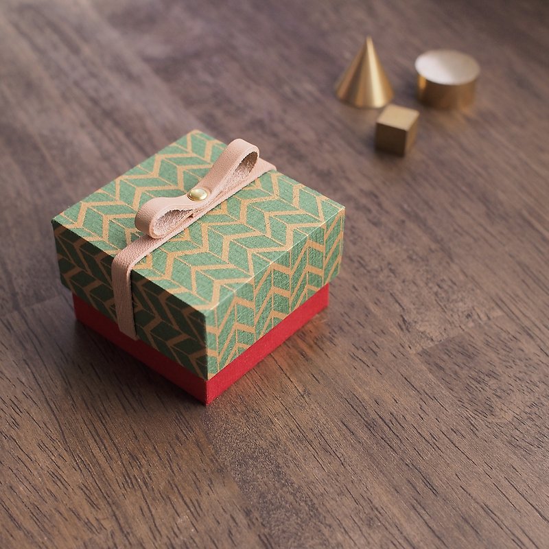Green) Konbun Quantity Limited Holiday Box Small gift box with leather ribbon - Gift Wrapping & Boxes - Paper Green