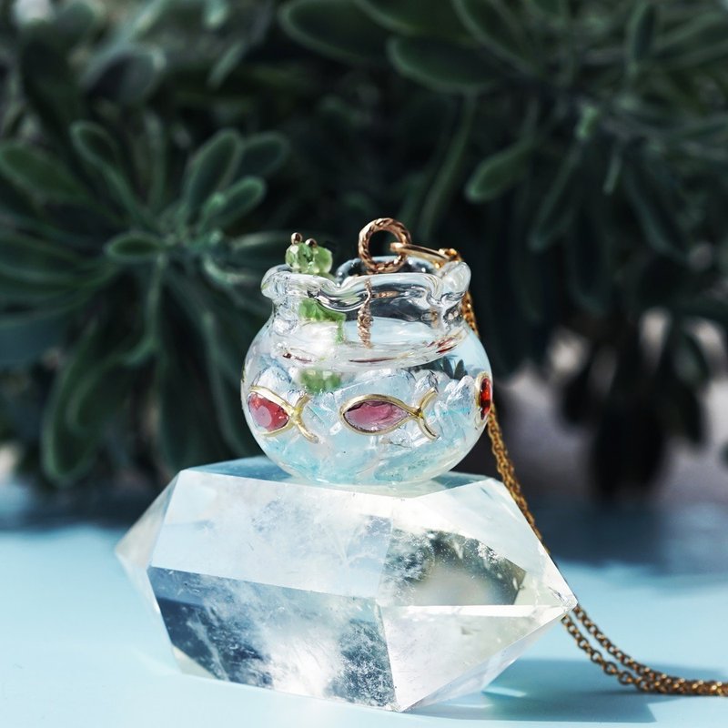 Gemstone Goldfish and Goldfish Bowl Necklace - Aquamarine, Garnet, Peridot Goldfish bowl - สร้อยคอ - เครื่องเพชรพลอย สีน้ำเงิน