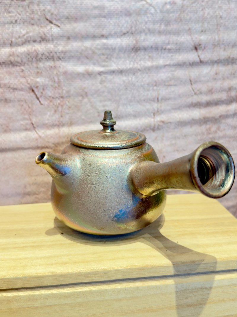 กาต้มน้ำแบบใช้ฟืน รุ่น Gilded Years ด้ามจับด้านข้าง ตกแต่งด้วยสีทองจากไม้แอชอันเ - ถ้วย - ดินเผา 