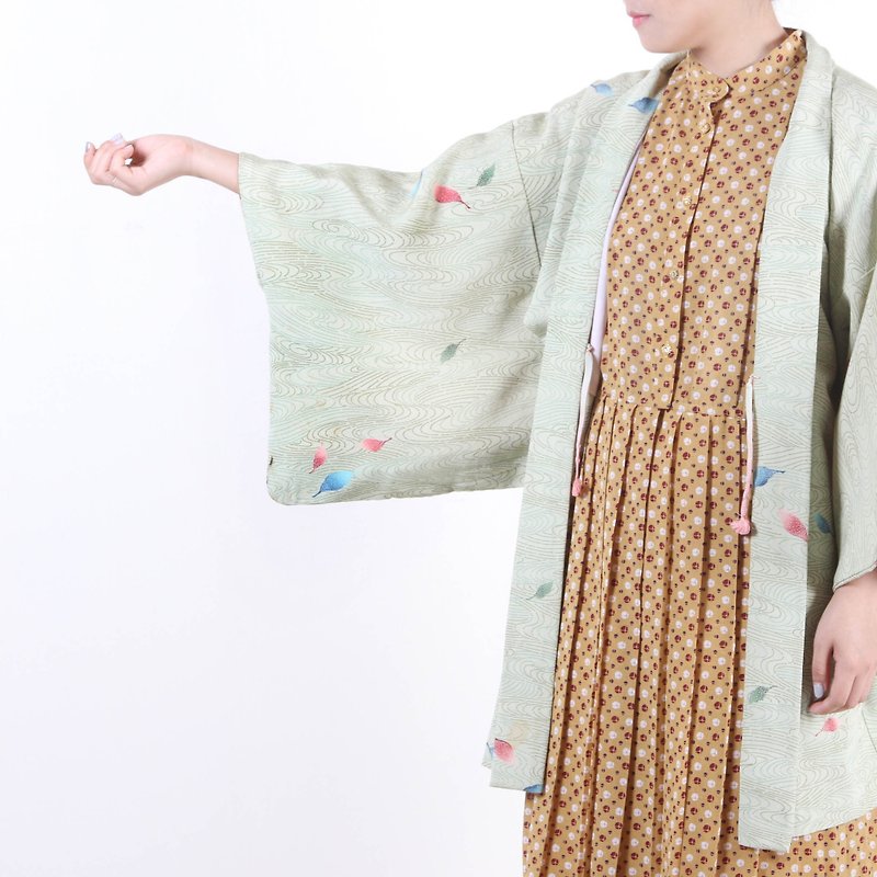[An old egg plant] Green color leaf print vintage kimono feather weave - เสื้อแจ็คเก็ต - เส้นใยสังเคราะห์ หลากหลายสี