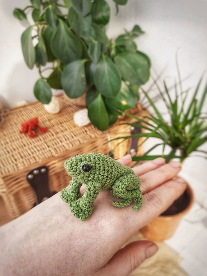 Stuffed frog miniature toy. Cute soft mini frog keychain. Best friend keychain - ของเล่นเด็ก - ผ้าฝ้าย/ผ้าลินิน สีเขียว