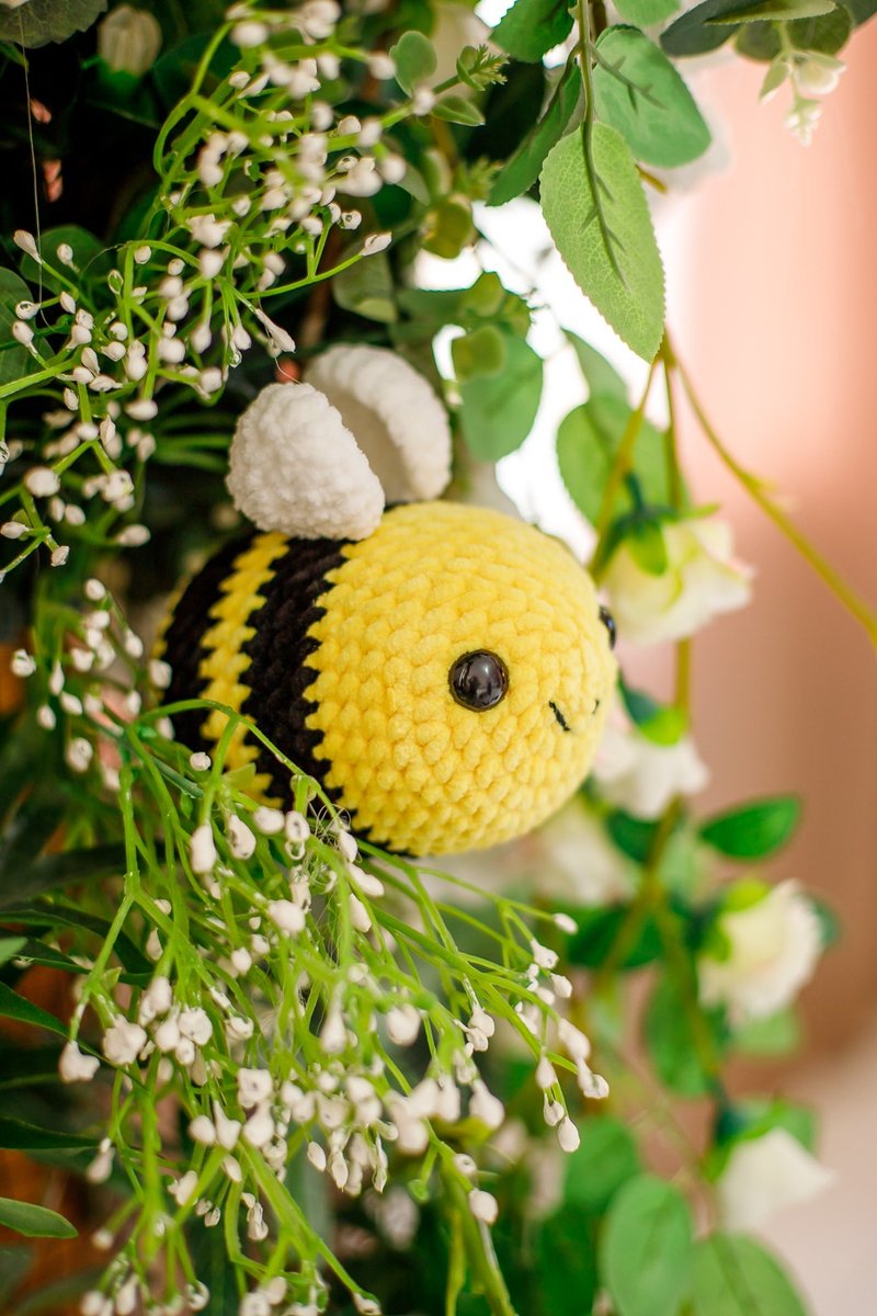 Crochet bee plush,  bumblebee, crocheted bee plushie, crochet bumble bee - ของเล่นเด็ก - วัสดุอื่นๆ สีเหลือง