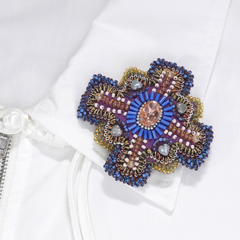 変形クロスのブローチ 8　ビーズ刺繍　一点もの　カラフル 　パープル　ブルー　おおぶり　クリスマス　ビジュー - 胸針 - 羊毛 紫色