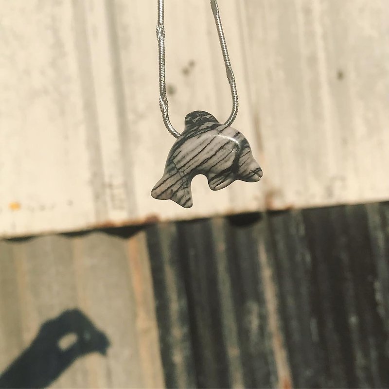 [Lost and find] simple natural stone dolphin carving black line stone necklace - Necklaces - Gemstone Black