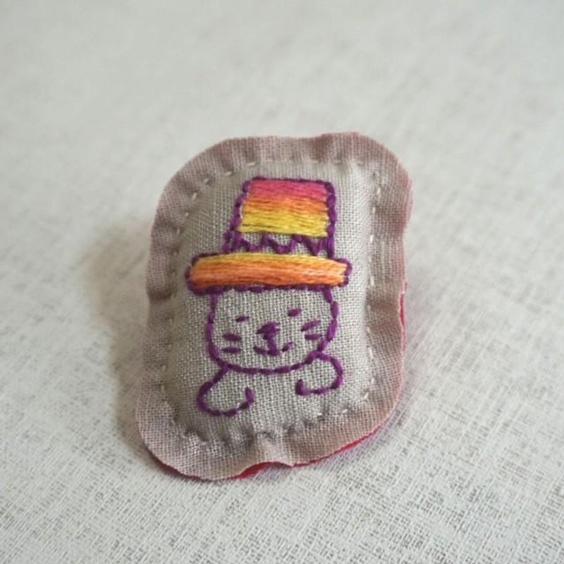 Hand embroidery broach "hat cat" - เข็มกลัด - งานปัก สีกากี