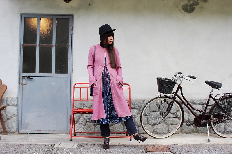 F3002 [Vintage jacket] {} Italian system in standard pink unique design buckle Long wool coat (Made in Italy) - เสื้อแจ็คเก็ต - ผ้าฝ้าย/ผ้าลินิน สึชมพู