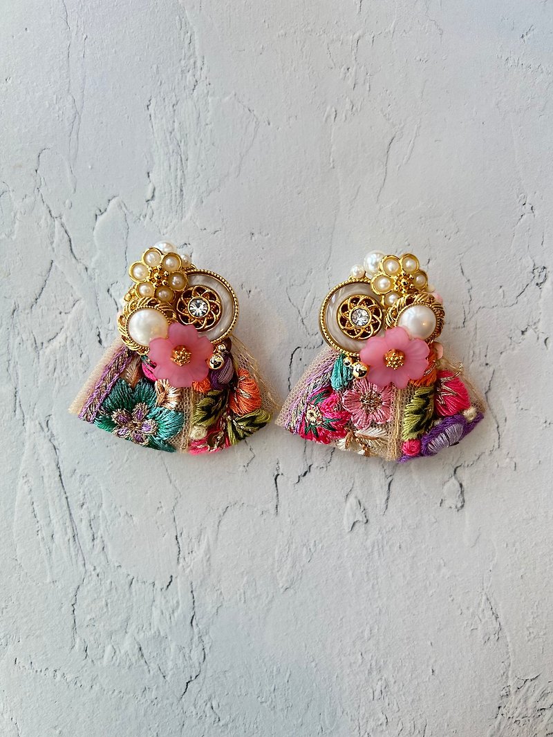 Japanese vintage button and embroidered ribbon earrings - ต่างหู - พลาสติก หลากหลายสี