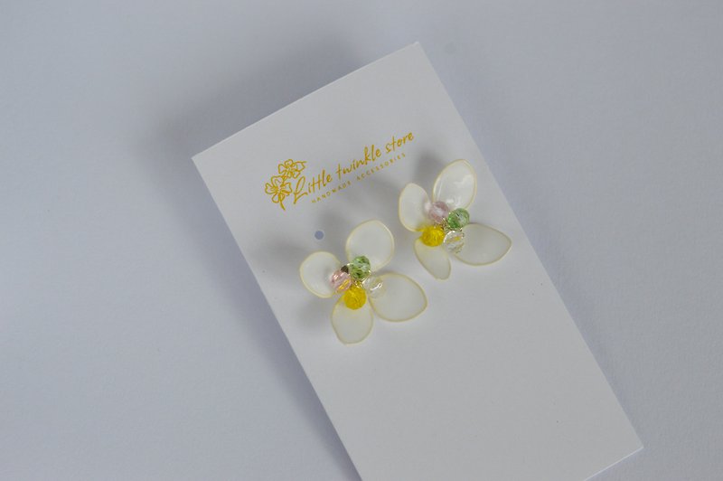 Resin Earrings & Clip-ons White - Flowers Stud Earrings, Flower Handmade resin earrings, Crystal Flower Earrings