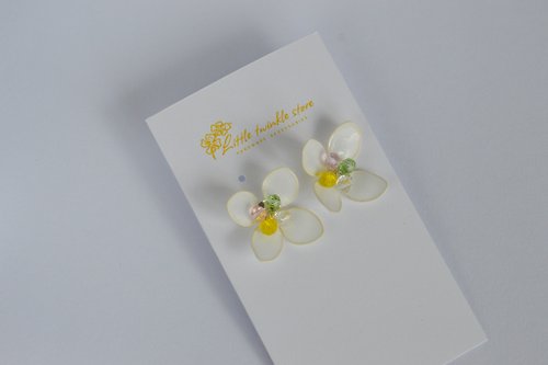 Little twinkle store 夏季白色花朵手工树脂耳钉。