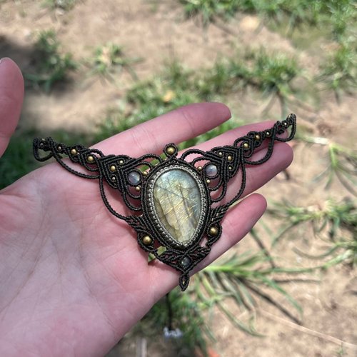 Xiyingyao マクラメ細長いパラフィン糸ネックレス手織りヒッピー