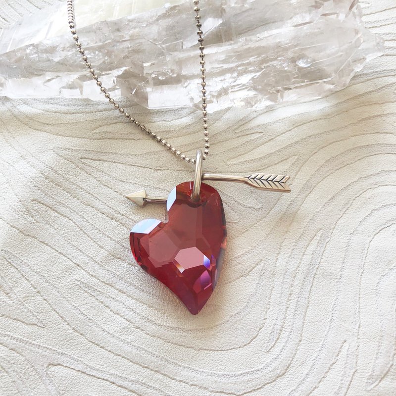 Pendant Top Arrow of Love Healing Series - สร้อยคอ - เครื่องเพชรพลอย สีแดง