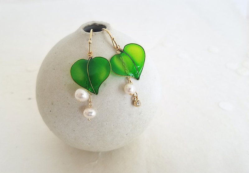 ivy leaf & small freshwater pearl pierced or clip-on earrings - ต่างหู - เรซิน สีเขียว