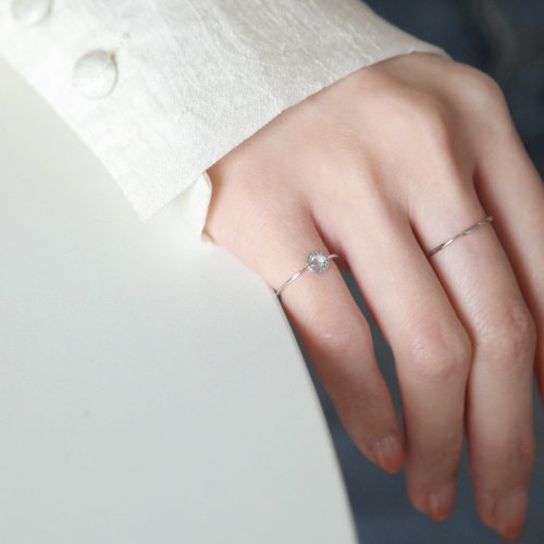 Isha Jewelry 純銀輕珠寶 淺藍拓帕小圓片純銀戒 | 天然石 | 輕珠寶。友情。禮物