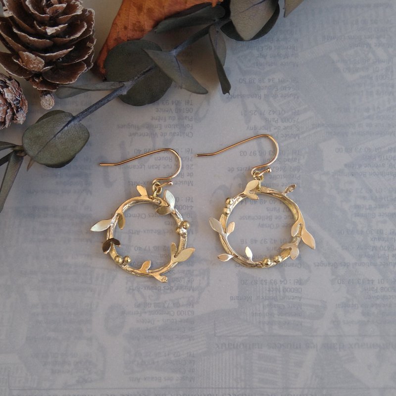 brass botanical wreath earrings - ต่างหู - โลหะ สีทอง