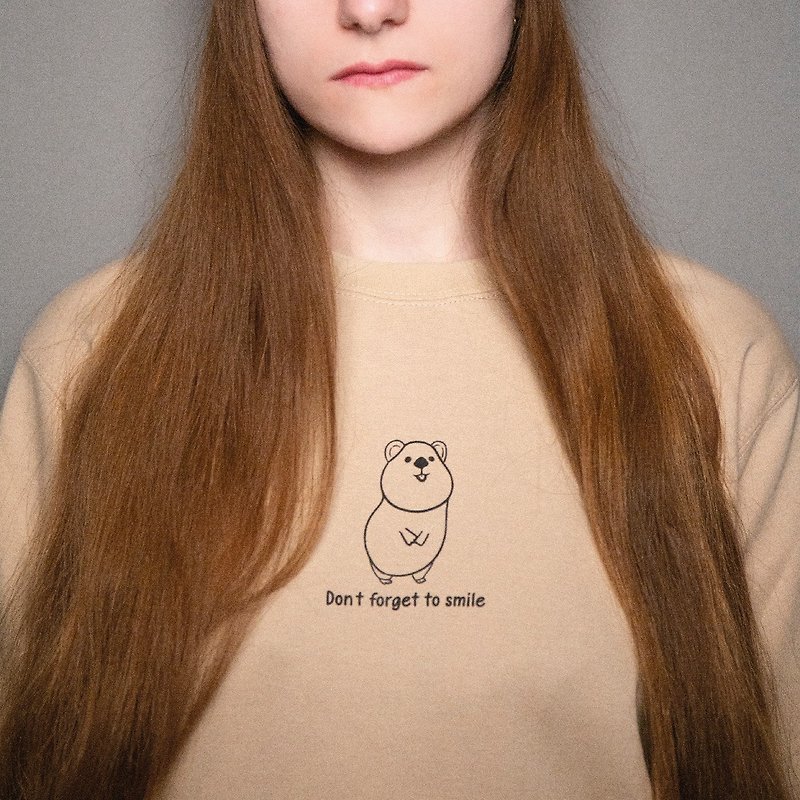 【Don't Forget Smile】Quokka Sweater - เสื้อฮู้ด - ผ้าฝ้าย/ผ้าลินิน สีกากี