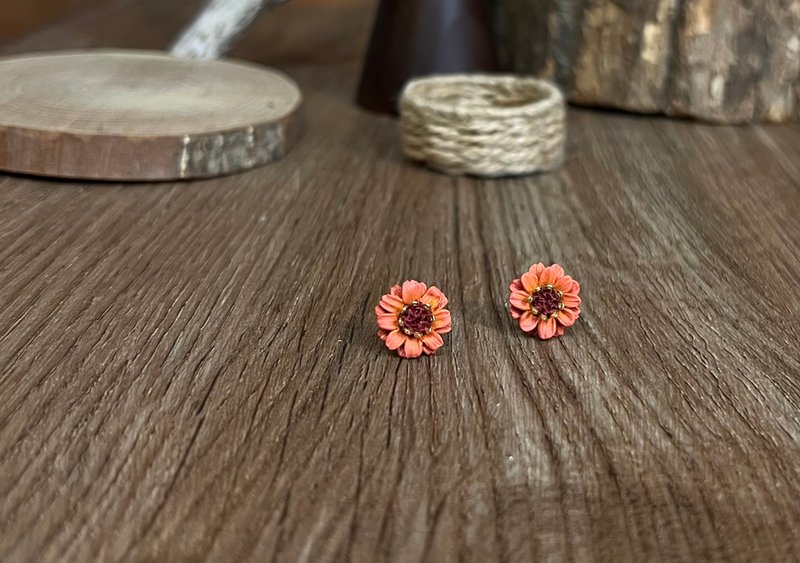 百日草 橘 小朵花 不鏽鋼耳針 - 耳環/耳夾/耳骨夾 - 陶 橘色