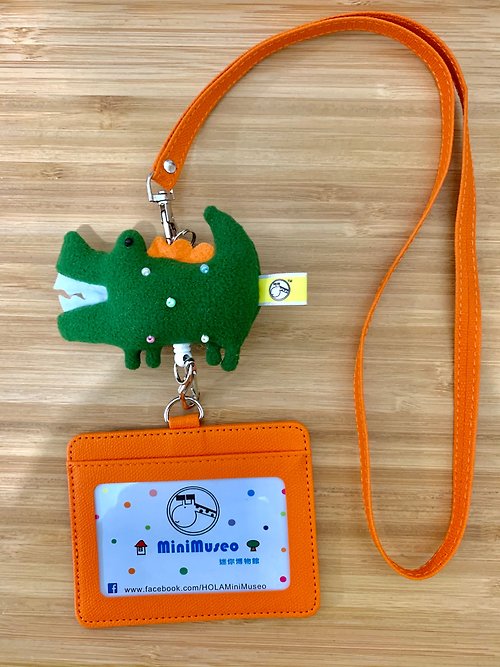 minimuseo MiniMuseo 迷你博物館 毛絨綠鱷魚 胸揹繩款伸縮證件套組 票卡夾