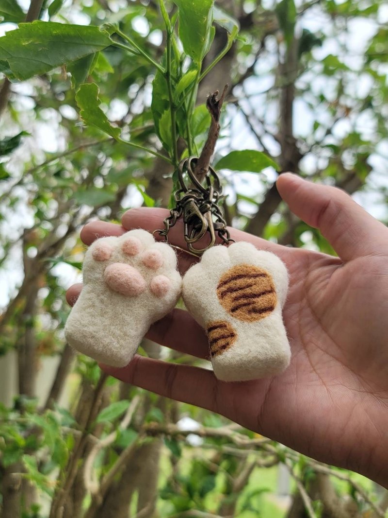 Handmade Wool Felt-Cat Paw Keychain - ที่ห้อยกุญแจ - ขนแกะ 