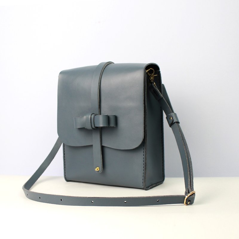 Zemoneni leather shoulder bag and hand bag - กระเป๋าแมสเซนเจอร์ - หนังแท้ สีเทา