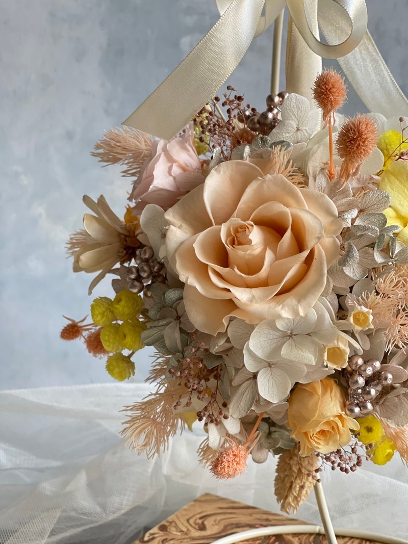 Preserved flower bridal bouquet-handheld flower ball bouquet - ช่อดอกไม้แห้ง - พืช/ดอกไม้ สีส้ม