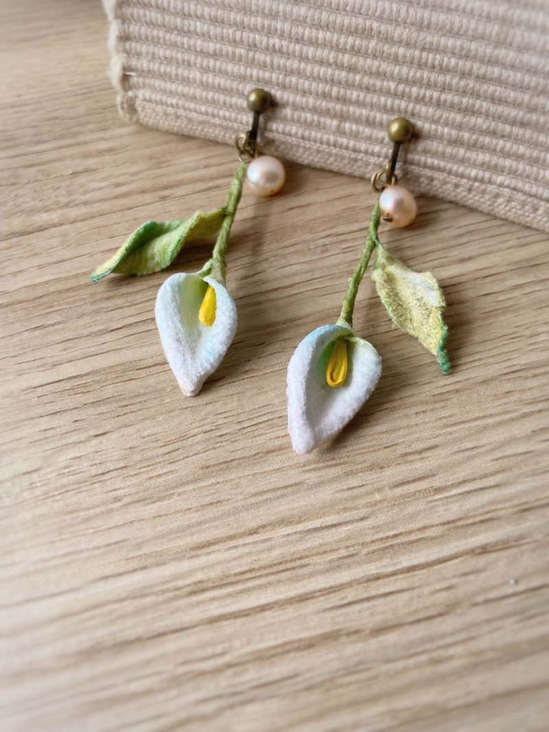 Hand-dyed flower/cloth flower earrings - calla - ต่างหู - ผ้าฝ้าย/ผ้าลินิน 