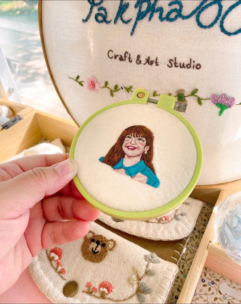 LALISA Hand-embroidery portrait - Items for Display - Thread 