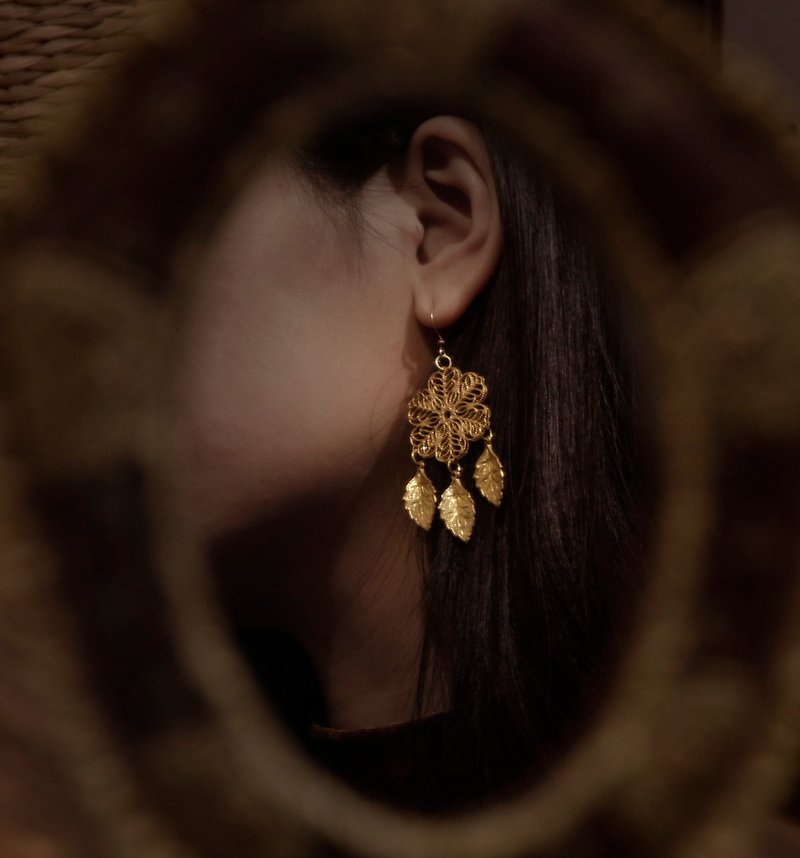 Flower drop leaf pendant tassel earrings - ต่างหู - ทองแดงทองเหลือง สีทอง