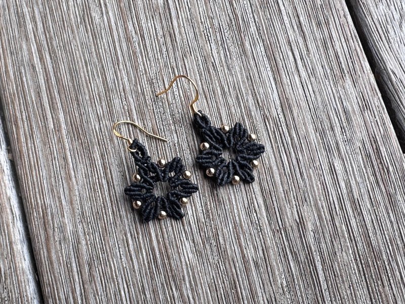 20260136 Macrame Wax Cord Earrings - Christmas Edition - Earrings & Clip-ons - Semi-Precious Stones Black