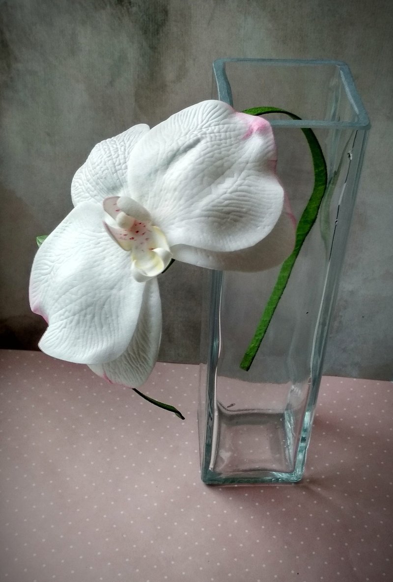 Headband for bride with white orchid Wedding hairband Handmade flower headband - 髮圈/髮夾 - 防水材質 白色