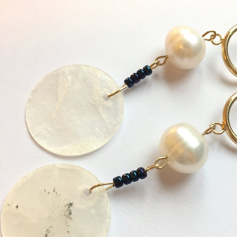 Pearl almond needle / clip-on earrings - Earrings & Clip-ons - Gemstone White