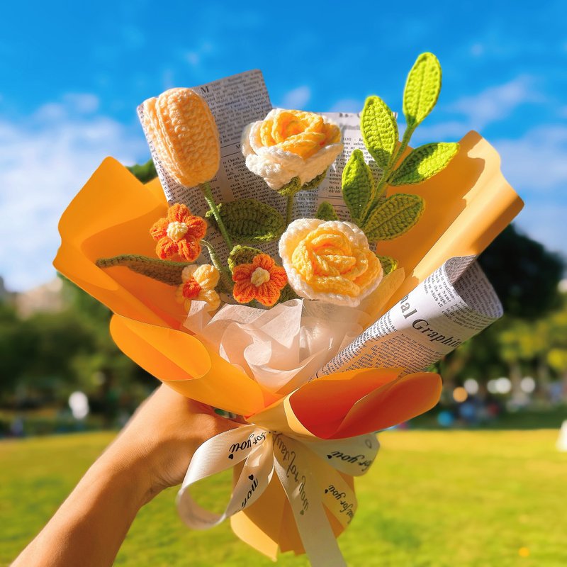 Sunshine Serenade: Handcrafted Yellow Blossom Bouquet - Radiant Roses, Tulips - ช่อดอกไม้แห้ง - ผ้าฝ้าย/ผ้าลินิน สีเหลือง