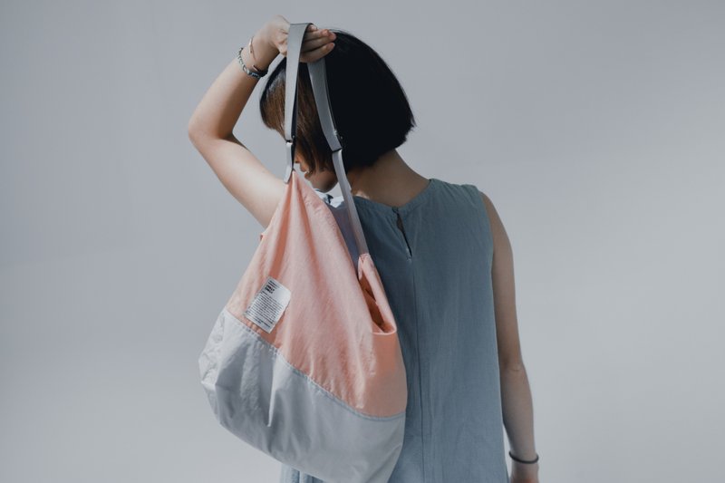 Mini Lazy Bag 珊瑚雙拼 隨性寬包 輕防水/單肩/斜肩/背帶可調 - 側背包/斜背包 - 其他人造纖維 粉紅色