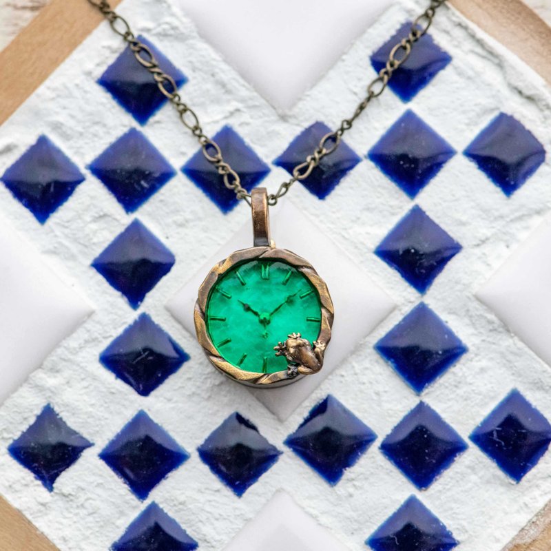 Frog necklace watch S Teal looking into the pond - Women's Watches - Other Metals Green