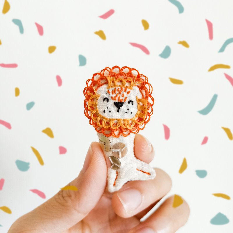 魚尾獅胸針 Merlion mini brooch pin - 胸針 - 棉．麻 多色