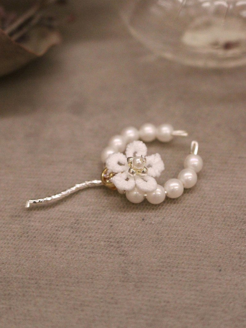 海邊有座圖書館。MUCHAT手作珍珠蕾絲花戒指 - 戒指 - 其他材質 白色