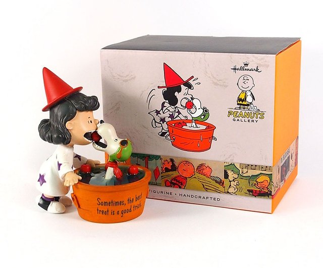 Snoopy Snoopy and Lucy grab apples [Hallmark-Halloween Series