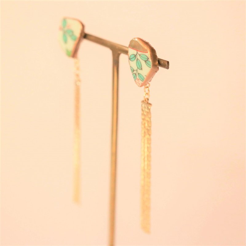 Imari ware porcelain pieces Kintsugi pierced Clip-On / green leaf porcelain pieces, gold swing parts - ต่างหู - ดินเผา สีเขียว