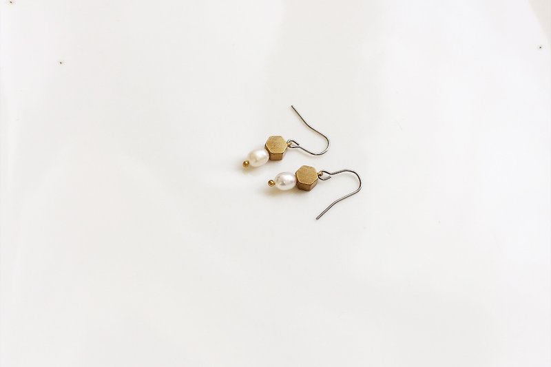 哈霓 簡約珍珠黃銅造型耳環 - 耳環/耳夾 - 寶石 金色