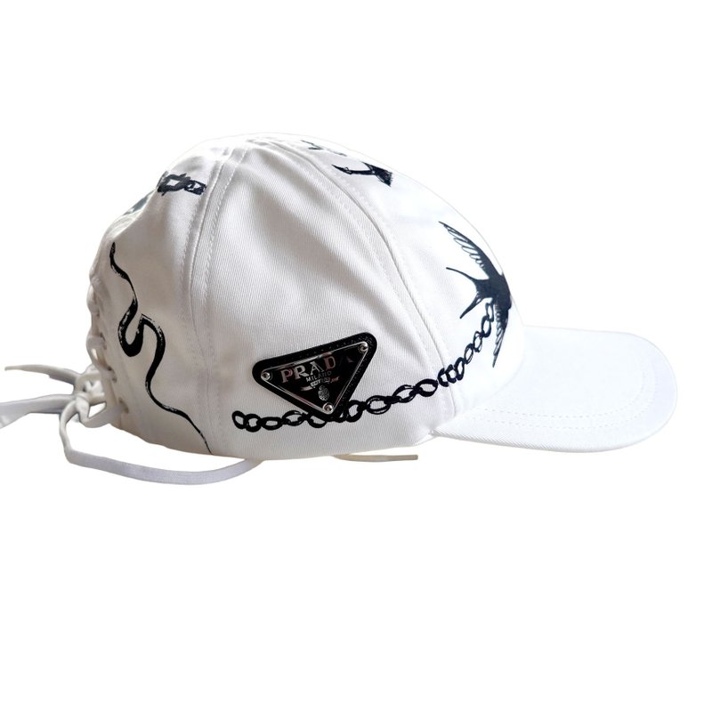 全新 PRADA白色棉質鴨舌棒球帽配黑色燕子圖案綴三角LOGO 奢侈品 - 帽子 - 其他材質 白色