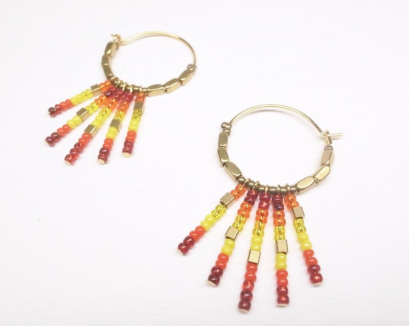《二毛銀》【印第安-紅色串珠黃銅圈圈耳環】（一對） - 耳環/耳夾 - 其他金屬 