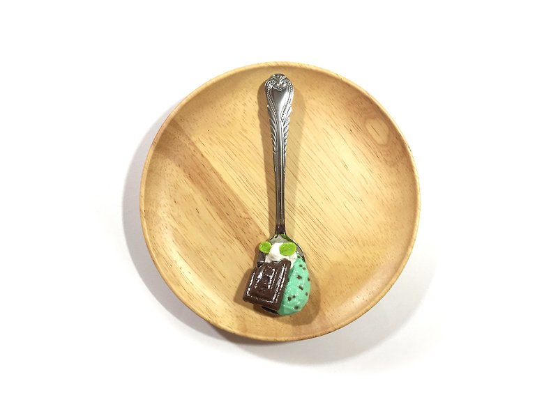 The happiness of a bite of dessert | Mint Chocolate Ice Cream Spoon Brooch | Simulation Food Clay Ornaments - Brooches - Clay Green