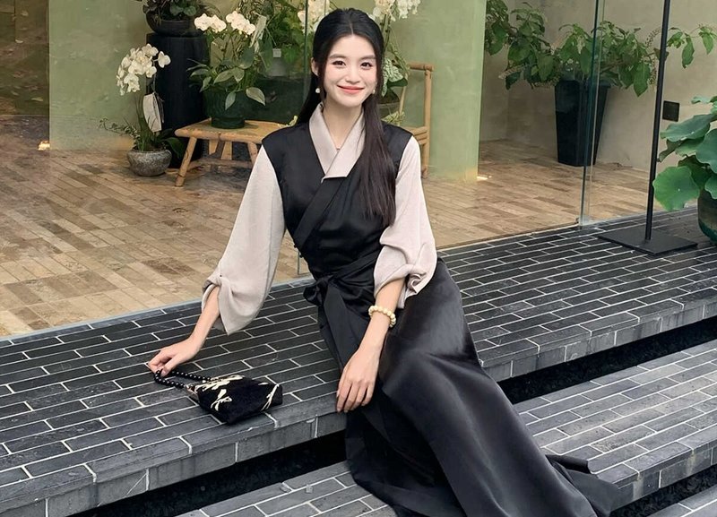 Chenxiang new Chinese style Chinese style Tibetan dress irregular design V-neck Hepburn style wrap dress - ชุดเดรส - วัสดุอื่นๆ สีดำ