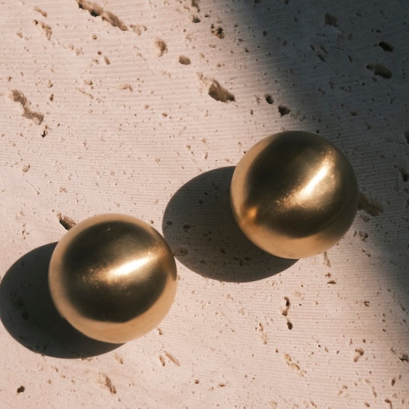 MAISON M Éclat 法式霧面金球耳環 - 耳環/耳夾/耳骨夾 - 銅/黃銅 金色