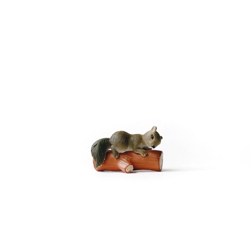 (Pre-order) Potted Plant Decoration Gray Little Squirrel Holding a Tree Micro Landscape Insert Decoration - ของวางตกแต่ง - พลาสติก สีนำ้ตาล